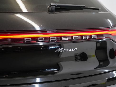 Certified 2023 Porsche Macan AWD/4WD image 12