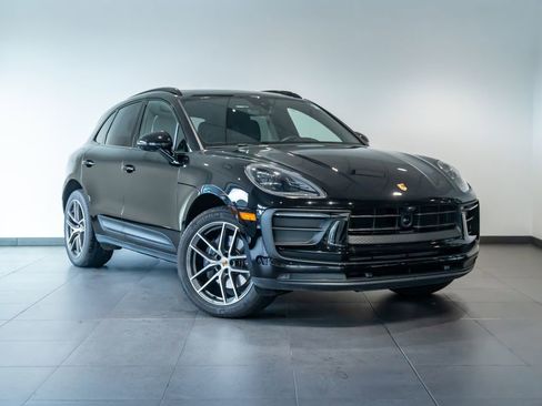 Certified 2026 Porsche Macan AWD/4WD image 9