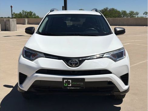 Used 2018 Toyota RAV4 LE FWD image 2