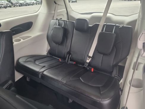 Used 2023 Chrysler Pacifica Touring-L w/ Uconnect Theater Family Group FWD image 14