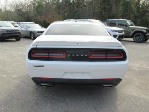 Used 2019 Dodge Challenger SXT image 5