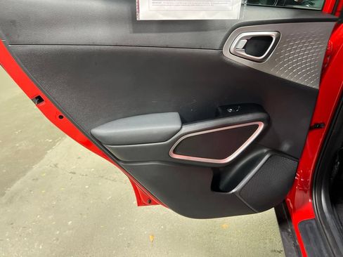 Used 2025 Kia Soul LX w/ LX Technology Package FWD image 16
