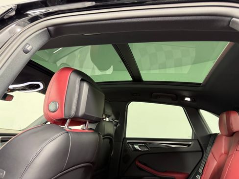 Certified 2026 Porsche Macan AWD/4WD image 22