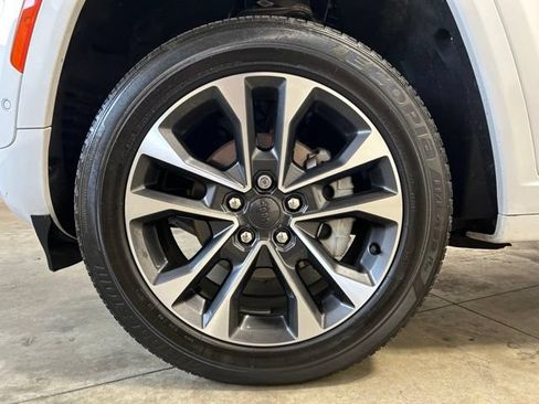 Used 2023 Jeep Grand Cherokee Overland AWD/4WD image 10