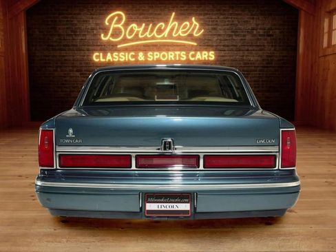 Used 1996 Lincoln Town Car Executive RWD image 4
