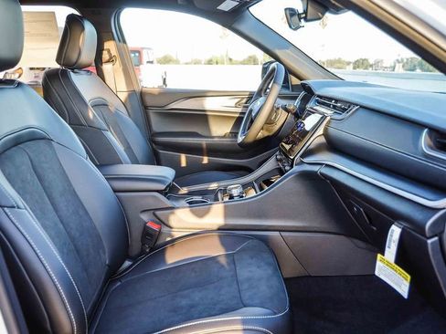 New 2025 Jeep Grand Cherokee L Altitude image 18