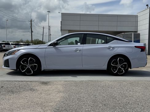 Used 2025 Nissan Altima 2.5 SR image 7