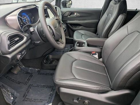New 2026 Chrysler Pacifica Select image 4