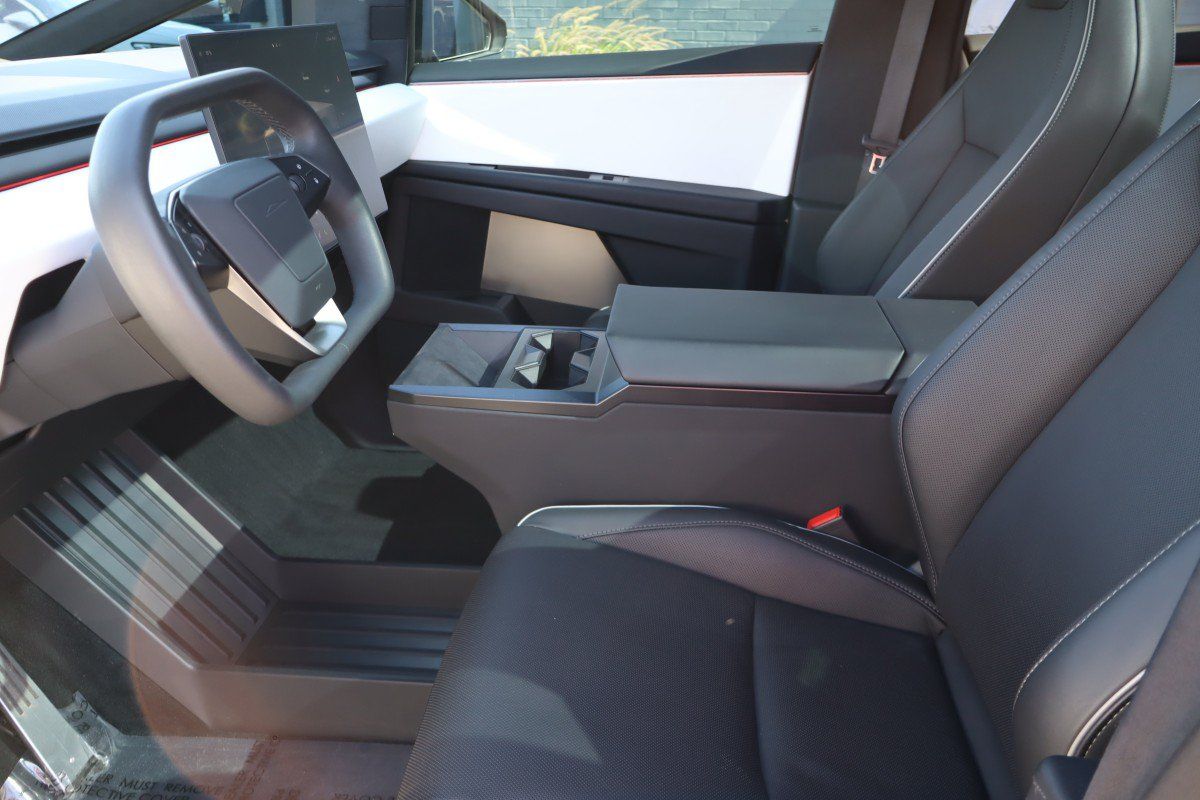 Used 2024 Tesla Cybertruck AWD Crew Cab image 37