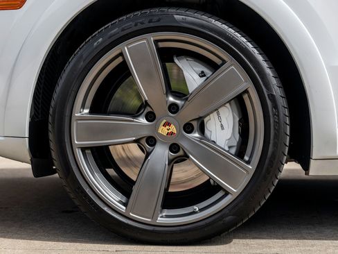 Certified 2023 Porsche Cayenne Turbo AWD/4WD image 15