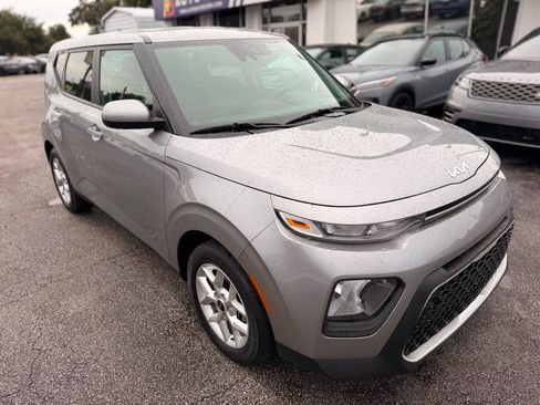 Used 2022 Kia Soul LX w/ Technology Package FWD image 4