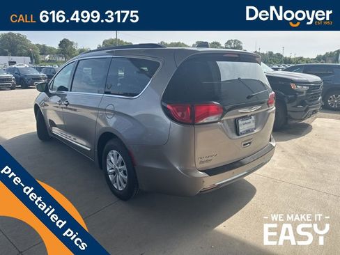 Used 2017 Chrysler Pacifica Touring-L image 3