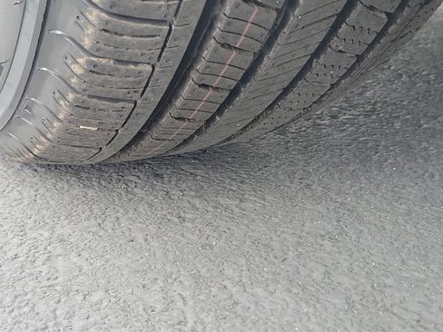 Used 2024 Kia Carnival LX FWD image 32