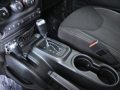 Used 2018 Jeep Wrangler Unlimited Rubicon w/ Dual Top Group AWD/4WD image 34
