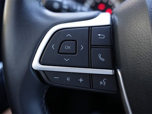 Used 2024 Toyota Highlander LE image 13