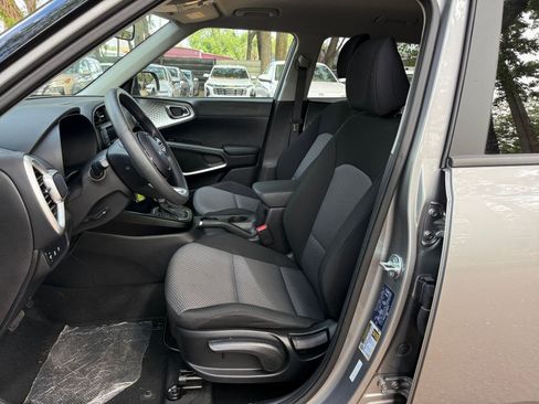Used 2025 Kia Soul LX w/ LX Technology Package FWD image 31