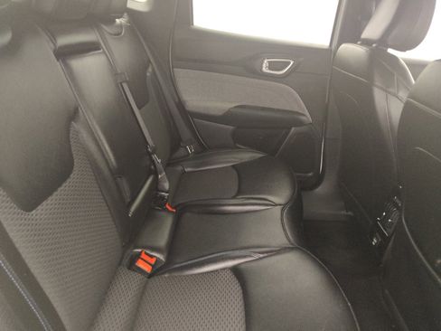Used 2025 Jeep Compass Latitude AWD/4WD image 19