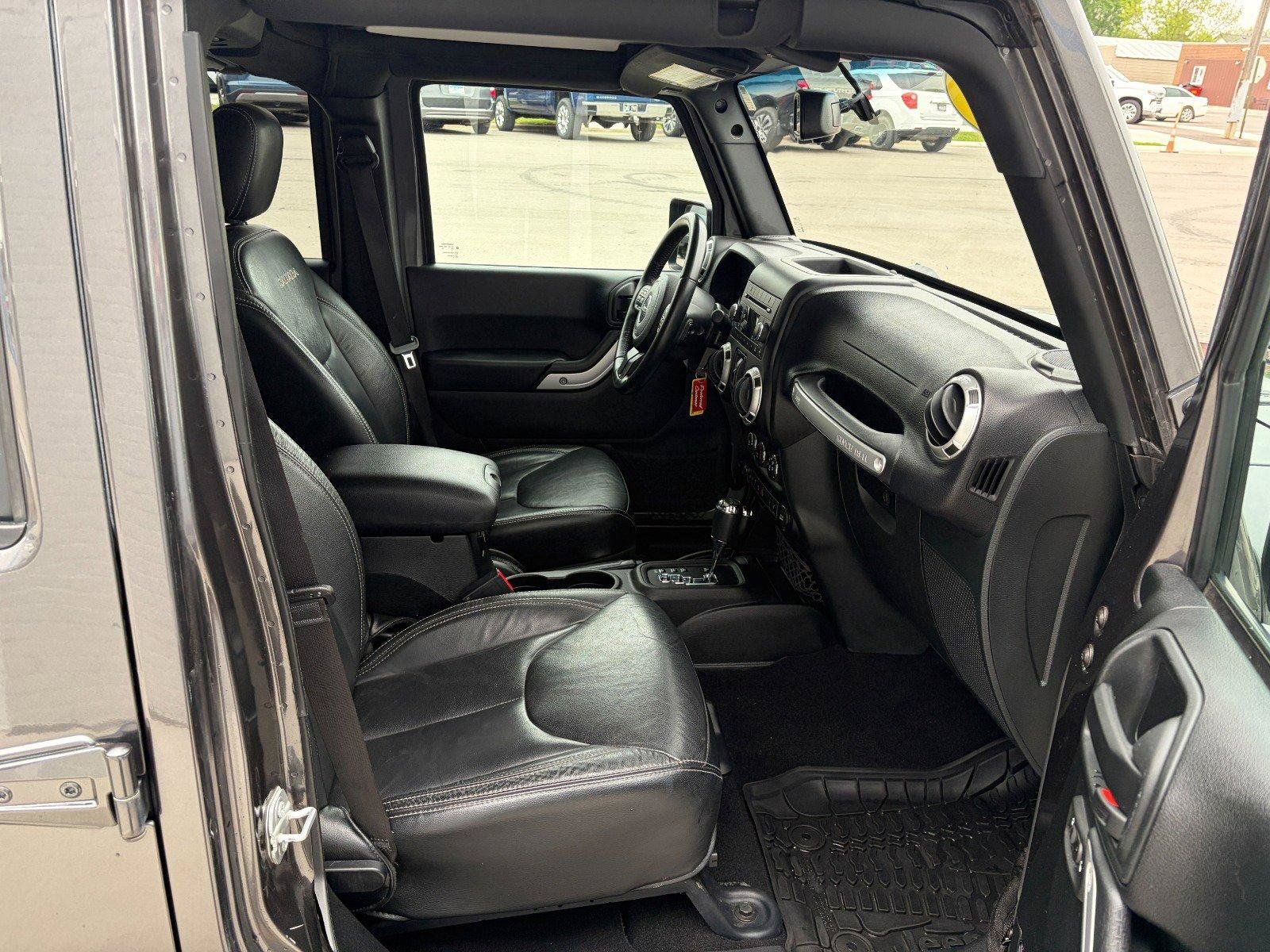 Used 2017 Jeep Wrangler Unlimited Sahara w/ Connectivity Group AWD/4WD image 18