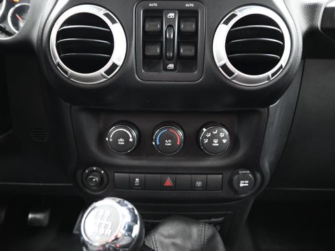 Used 2016 Jeep Wrangler Unlimited Sahara w/ Max Tow Package AWD/4WD image 32