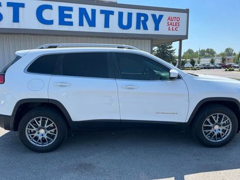 Used 2019 Jeep Cherokee Latitude Plus AWD/4WD image 14