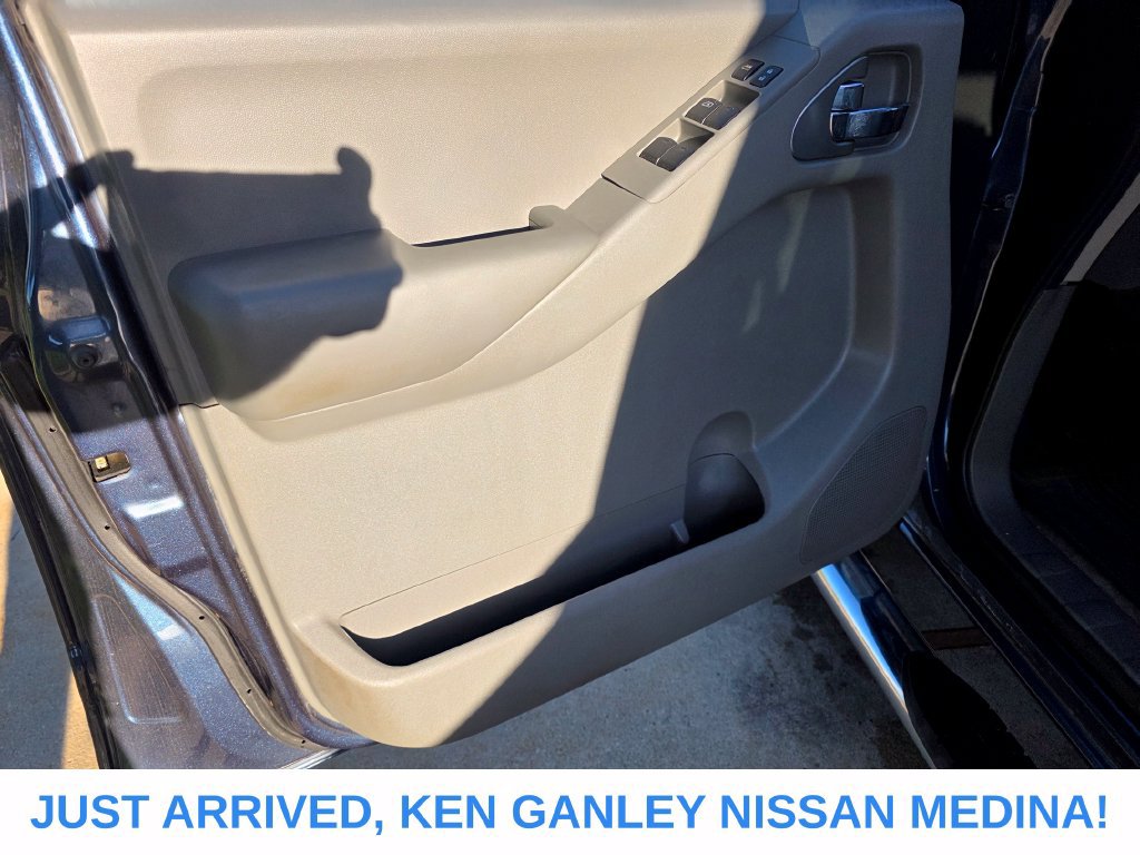 Used 2013 Nissan Frontier SV w/ SV Value Truck Pkg AWD/4WD image 15