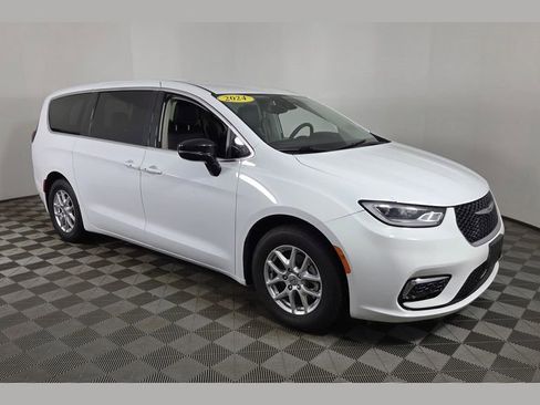 Used 2024 Chrysler Pacifica Touring-L image 1