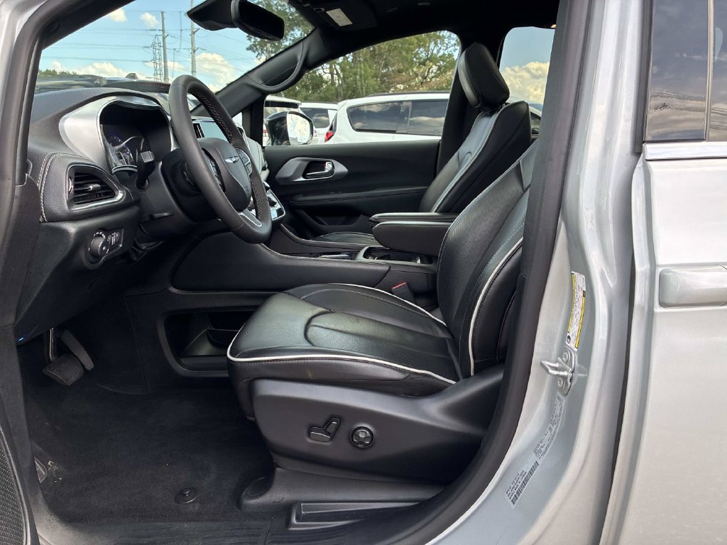 Used 2026 Chrysler Pacifica Limited FWD image 26