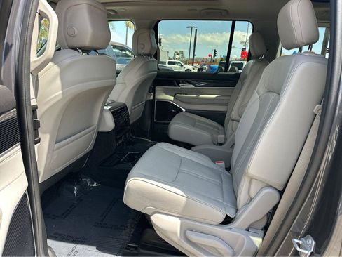 Used 2022 Jeep Wagoneer Series III w/ Premium Group I AWD/4WD image 10