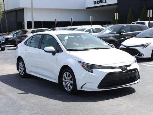 Used 2025 Toyota Corolla LE FWD image 2