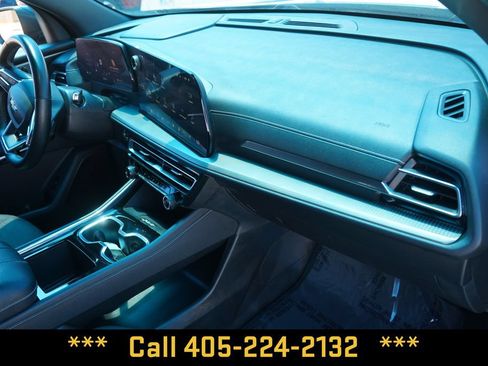 Used 2025 Chevrolet Traverse LT FWD image 19