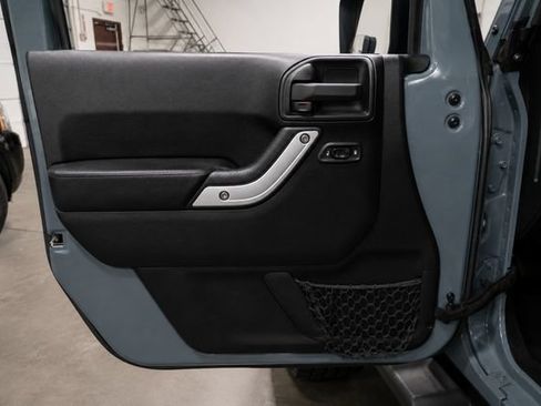 Used 2013 Jeep Wrangler Unlimited Rubicon AWD/4WD image 19