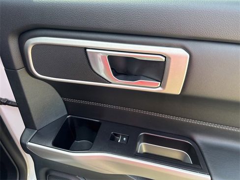 Used 2023 Ford Explorer XLT image 39