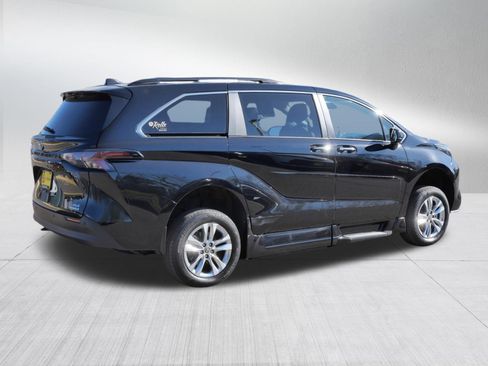 Used 2024 Toyota Sienna XLE w/ XLE Plus Package FWD image 7