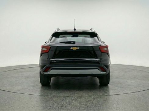 Used 2025 Chevrolet Trax LT FWD image 7