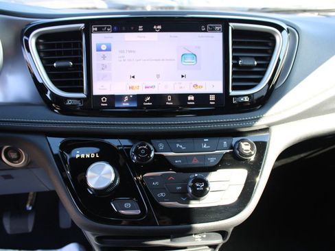 New 2026 Chrysler Pacifica Select image 24