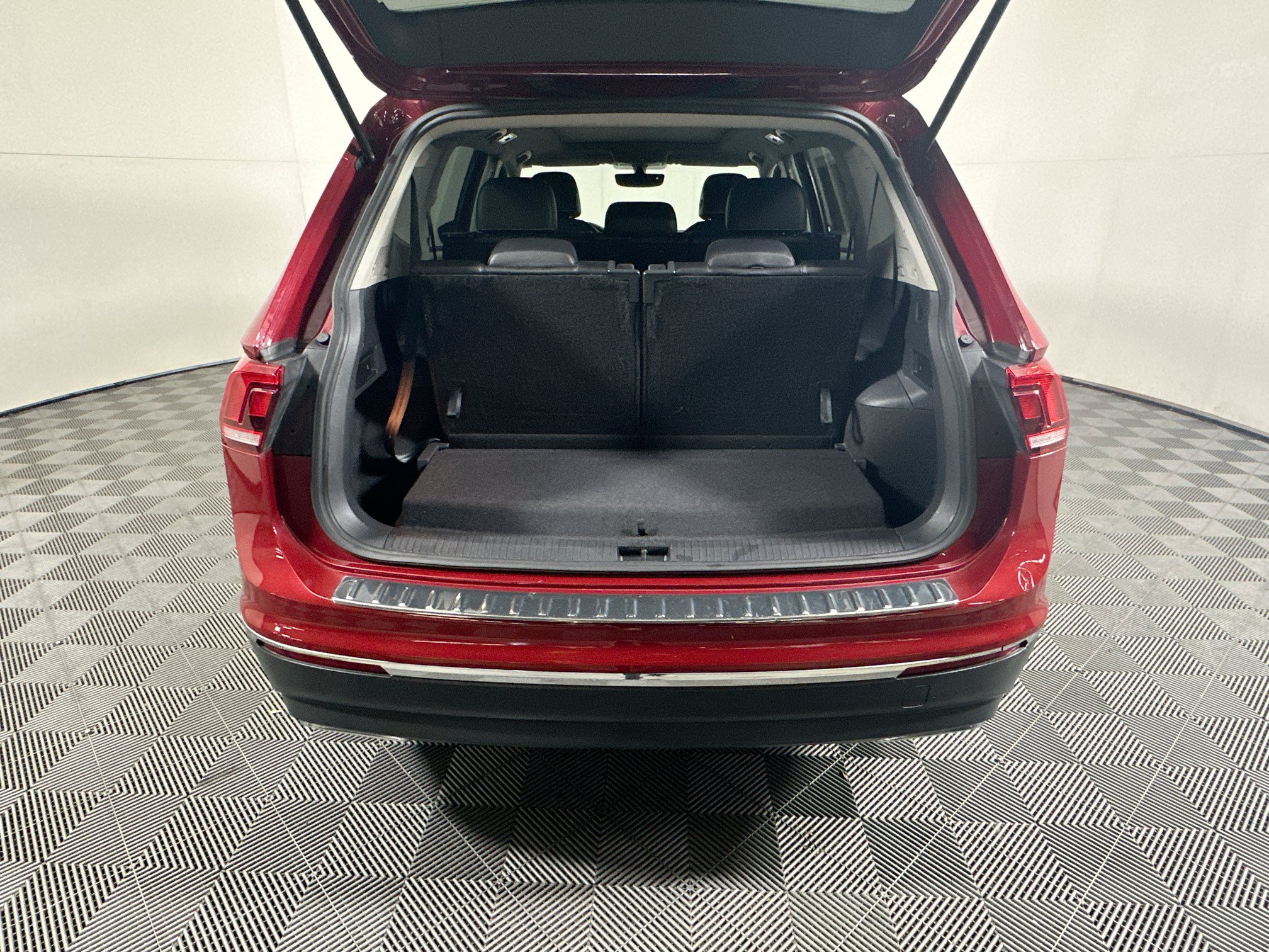 Used 2021 Volkswagen Tiguan SE w/ Panoramic Sunroof Package FWD image 31