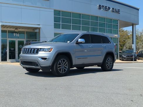 Used 2021 Jeep Grand Cherokee Limited w/ Luxury Group II image 2