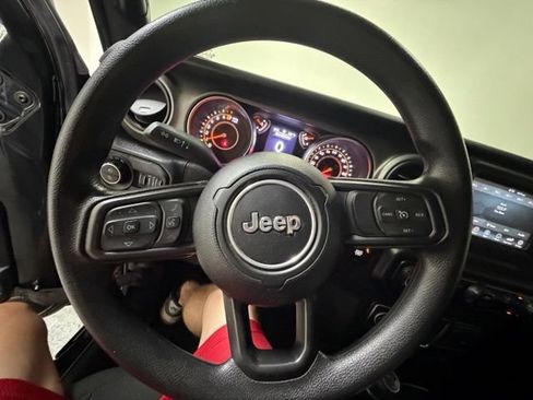Used 2022 Jeep Gladiator Sport AWD/4WD image 15