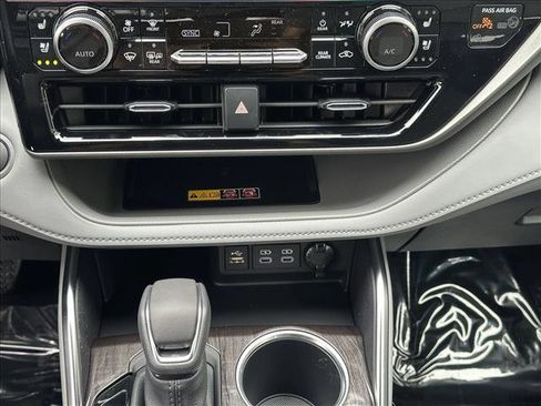 Used 2025 Toyota Highlander Limited image 17