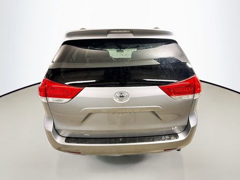 Used 2012 Toyota Sienna LE w/ Towing Pkg image 15