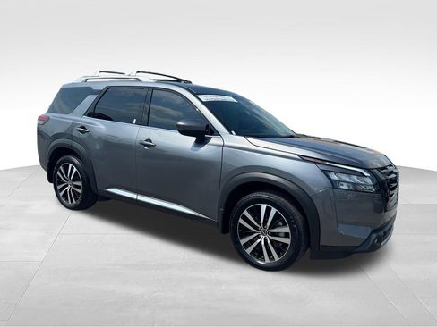 Used 2025 Nissan Pathfinder Platinum w/ Black Appearance Package FWD image 7