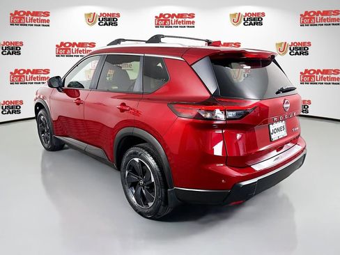 Used 2024 Nissan Rogue SV w/ SV Premium Package image 2