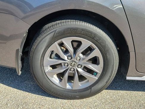 Used 2024 Toyota Sienna XLE FWD image 10