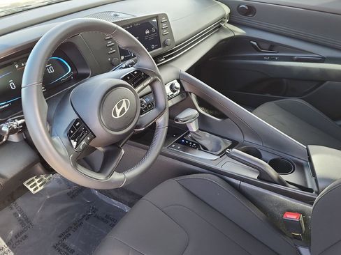 Used 2025 Hyundai Elantra Sport image 16