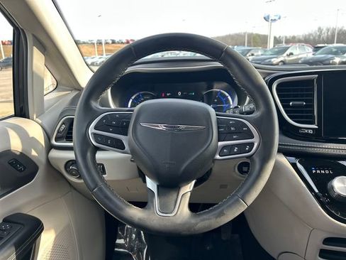 Used 2022 Chrysler Pacifica Touring-L image 11
