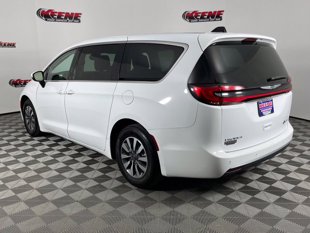 Used 2023 Chrysler Pacifica Touring-L FWD image 5