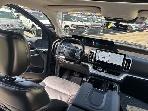 Used 2025 Ford Expedition Platinum AWD/4WD image 28