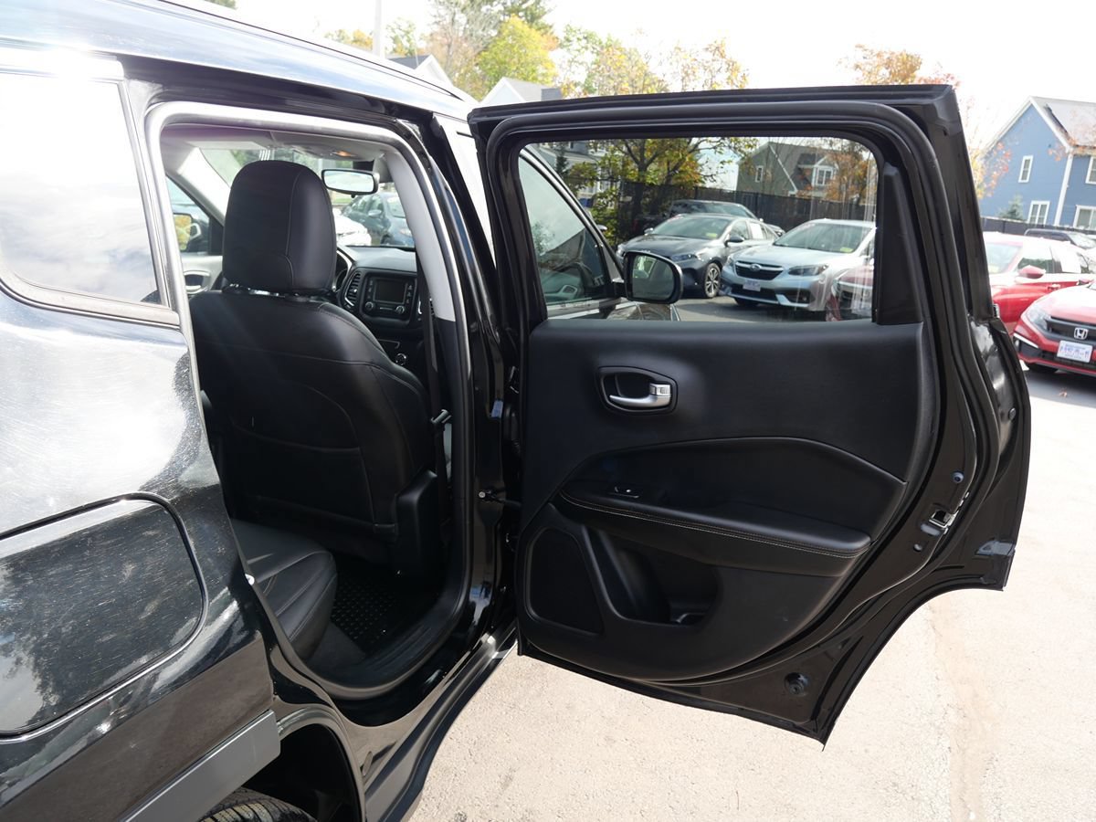 Used 2018 Jeep Compass Latitude w/ Cold Weather Group AWD/4WD image 30