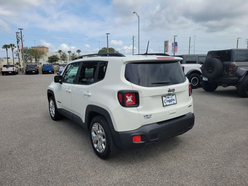 Used 2018 Jeep Renegade Latitude w/ Cold Weather Group image 2