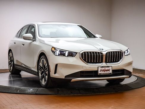 Used 2025 BMW 530i image 3